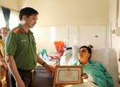 Thượng úy công an bị người đua xe tông thẳng vào người