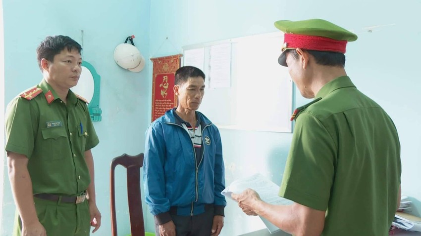 Bố dùng kéo đâm con trai ảnh 1