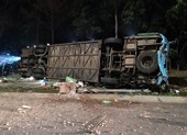 Xe khách lật ngang, người dân kêu cứu trong hoảng loạn