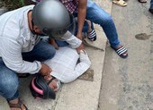 Cô gái bị giật điện thoại phóng xe tông ngã nhóm 'cản địa'
