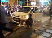 Xế hộp cháy dữ dội cạnh Công viên Hoàng Văn Thụ