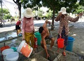 Thiếu nước, dân Đà Nẵng xếp hàng xách từng xô