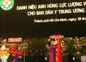 Ban Dân y Trung ương Cục miền Nam nhận danh hiệu anh hùng