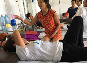 Côn đồ xông vào đánh nữ chủ nhà chấn thương não