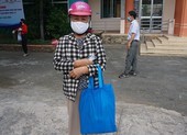 'May có gạo ăn đỡ chứ thời gian này vất vả lắm!'