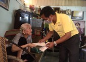 Báo Pháp Luật TP.HCM tặng quà cho người bán vé số ở Cần Thơ