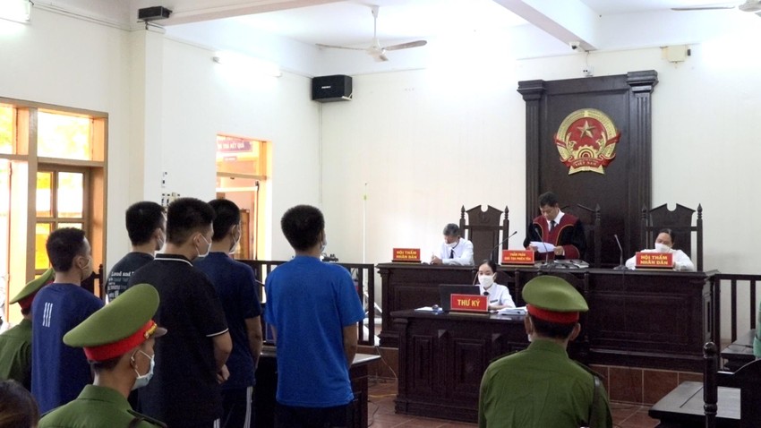 Tuyên án 5 người vây đánh cán bộ công an  ảnh 2