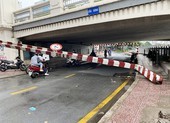 Xe tải va thanh chắn gầm cầu Bông, đường Trường Sa ùn tắc