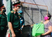 Quận 12: Xuất quân trao hàng ngàn phần quà đến người dân