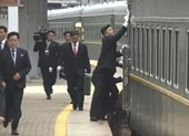 Video: Dàn vệ sĩ của ông Kim chạy vào ga ở Nga để lau cửa tàu