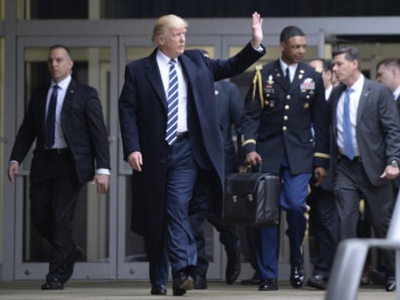 Ông Trump không giao vali hạt nhân cho ông Biden