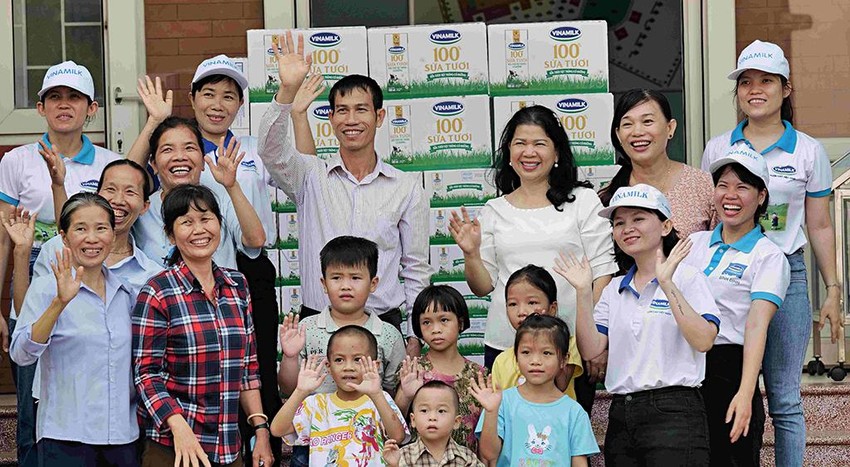 Tổ chức nhiều hoạt động hướng về trẻ em nhân dịp 15 thành lập Quỹ sữa Vươn cao Việt Nam ảnh 1