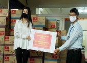 Hoa hậu Khánh Vân giản dị xuống phường tặng quà cho dân