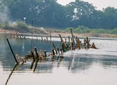 Người dân dựng 'trận địa' chống tàu cát trên sông Bồ