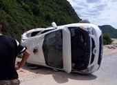 Xe biển xanh chở học viên cai nghiện bị lật tại Đà Nẵng