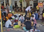 Người dân Huế ngồi vật vờ bên vỉa hè chờ được đi cách ly