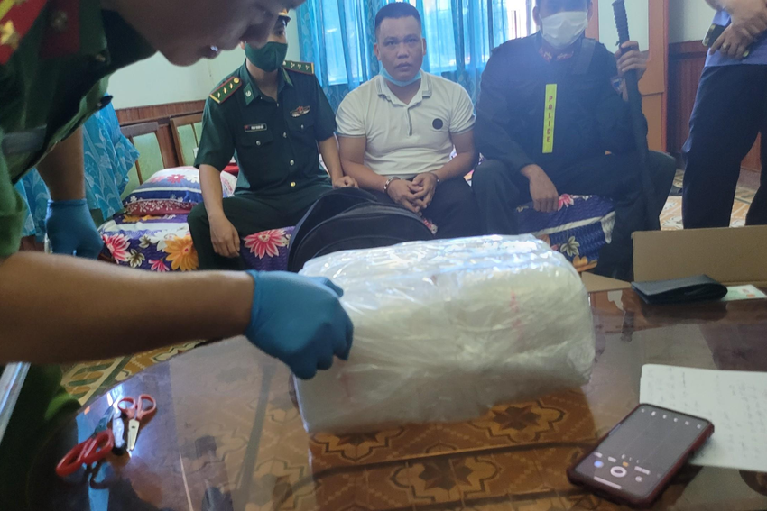 Biên phòng bắt 3 người thủ súng K59 vận chuyển 30 kg ma túy ảnh 1