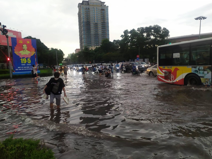 Hà Nội mưa 'khủng' chiều 29-5, hàng loạt tuyến đường ngập lút bánh xe ảnh 2