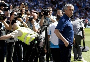 Trận cuối cùng, Mourinho vẫn "quay lưng" với báo giới ảnh 1