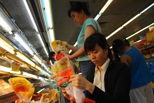Người nuôi gà bán 1, người dùng phải trả 3 ảnh 1