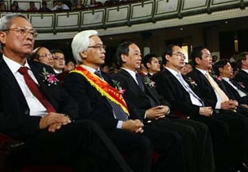 Bí thư tỉnh đầu tiên nhận giải Sao Khuê ảnh 1