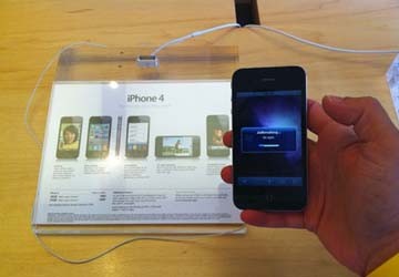 Bẻ khóa iPhone 4 ngay tại gian hàng Apple Store ảnh 1