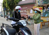 Nghỉ học kéo dài, giáo viên bán trái cây kiếm thêm thu nhập