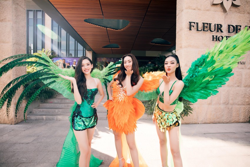 Miss World Vietnam 2022 khai màn mùa lễ hội với hoạt động diễu hành đường phố ảnh 1