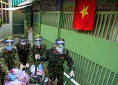 Bộ đội lái xe đạp thồ băng ngõ hẻm, tiếp tế lương thực cho người dân TP.HCM