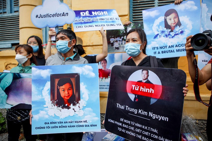 Nhiều người dân đến Tòa án TP.HCM xem phiên xử vụ bé 8 tuổi ở Bình Thạnh bị đánh chết ảnh 4