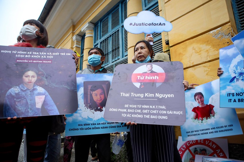 Nhiều người dân đến Tòa án TP.HCM xem phiên xử vụ bé 8 tuổi ở Bình Thạnh bị đánh chết ảnh 2