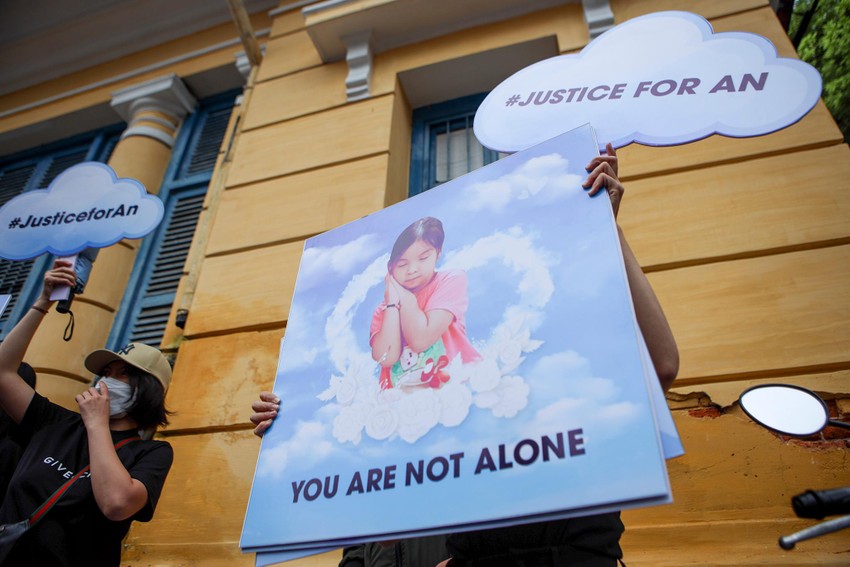 Nhiều người dân đến Tòa án TP.HCM xem phiên xử vụ bé 8 tuổi ở Bình Thạnh bị đánh chết ảnh 3