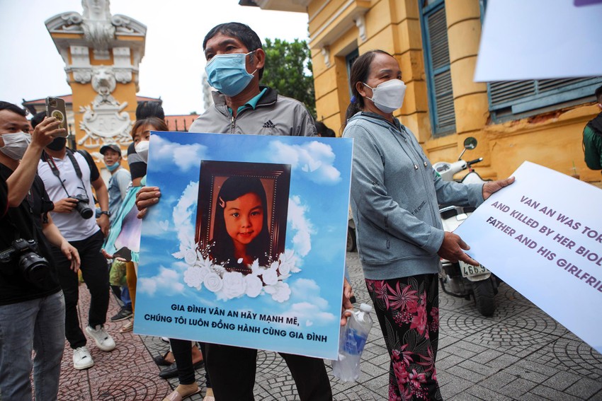 Nhiều người dân đến Tòa án TP.HCM xem phiên xử vụ bé 8 tuổi ở Bình Thạnh bị đánh chết ảnh 5
