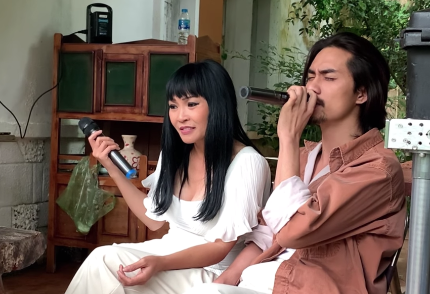 Phương Thanh đi dép tổ ong song ca cùng bạn trai tin đồn