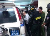 Áp giải 2 anh em Nguyễn Thái Luyện về trụ sở lúc rạng sáng