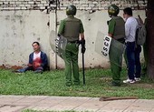 Thanh niên la hét rồi tự đâm vào bụng