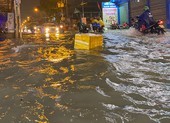 Mưa cực lớn, hàng loạt tuyến đường thành sông