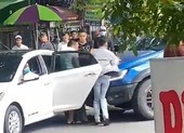 Lao xe bán tải vào nhóm người để giải cứu bạn