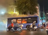 Xe buýt bốc cháy, tài xế nhanh tay mở cửa cứu hành khách