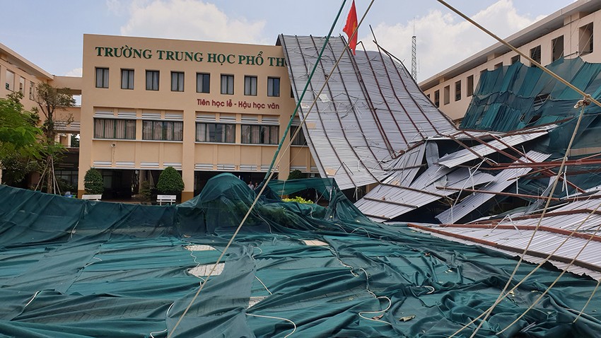 Quận 6: Gió lốc gây tan hoang trường THPT Bình Phú ảnh 1
