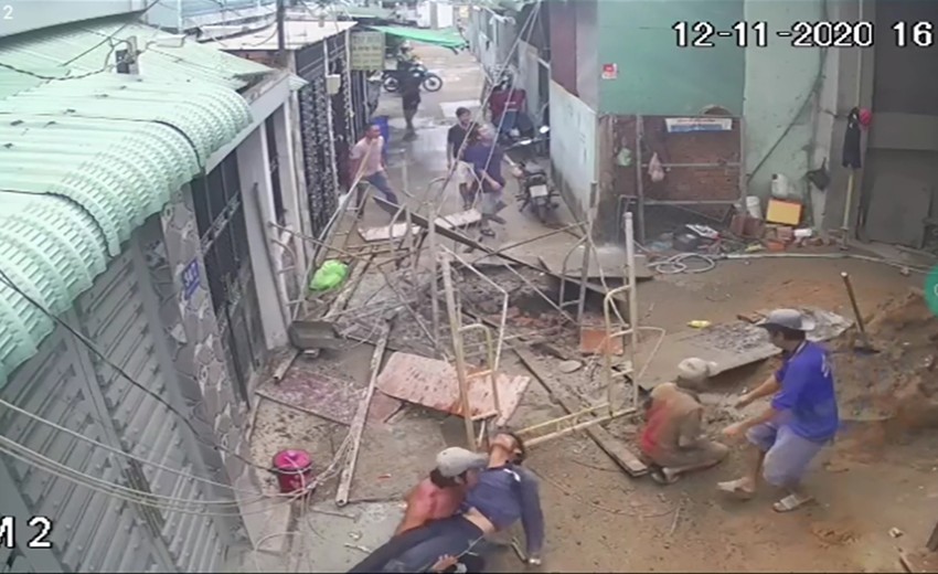 Sập giàn giáo công trình ở Tân Bình, 3 người rơi xuống đất
