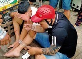Hóc Môn: Dân vây bắt 2 thanh niên giật dây chuyền
