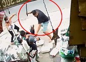 Dùng dao tự chế chém người do mâu thuẫn khi buôn bán ở Tân Phú