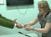 Giả bán hàng để trộm tiền khách nước ngoài tại trụ ATM