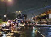 Xe máy tông vào ô tô đầu kéo từ trong bãi chạy ra đường
