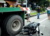 Mải nghe điện thoại, chui gầm xe đầu kéo