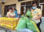 Người nghèo ứa nước mắt khi nhận quà từ gian hàng 0 đồng ở quận 12