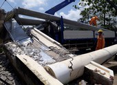 Xe tải cẩu chở trụ điện làm sập cổng chào, tài xế tử vong