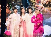 Hoa hậu Tiểu Vy “nhập vai” diễn rơi cả mic trên sân khấu