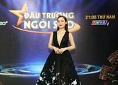 Giang Hồng Ngọc bế con trai, được chồng hộ tống đi quay hình
